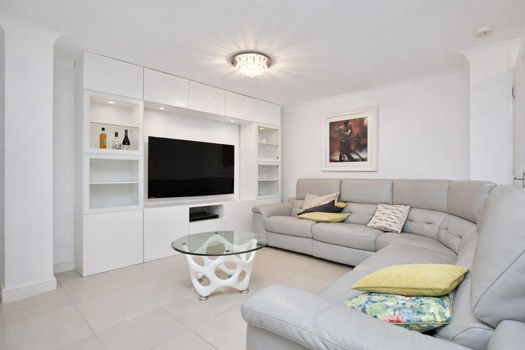 Property photo 3 of 9 81Cfe467-6F79-4440-A673-345B177d60A9.Png