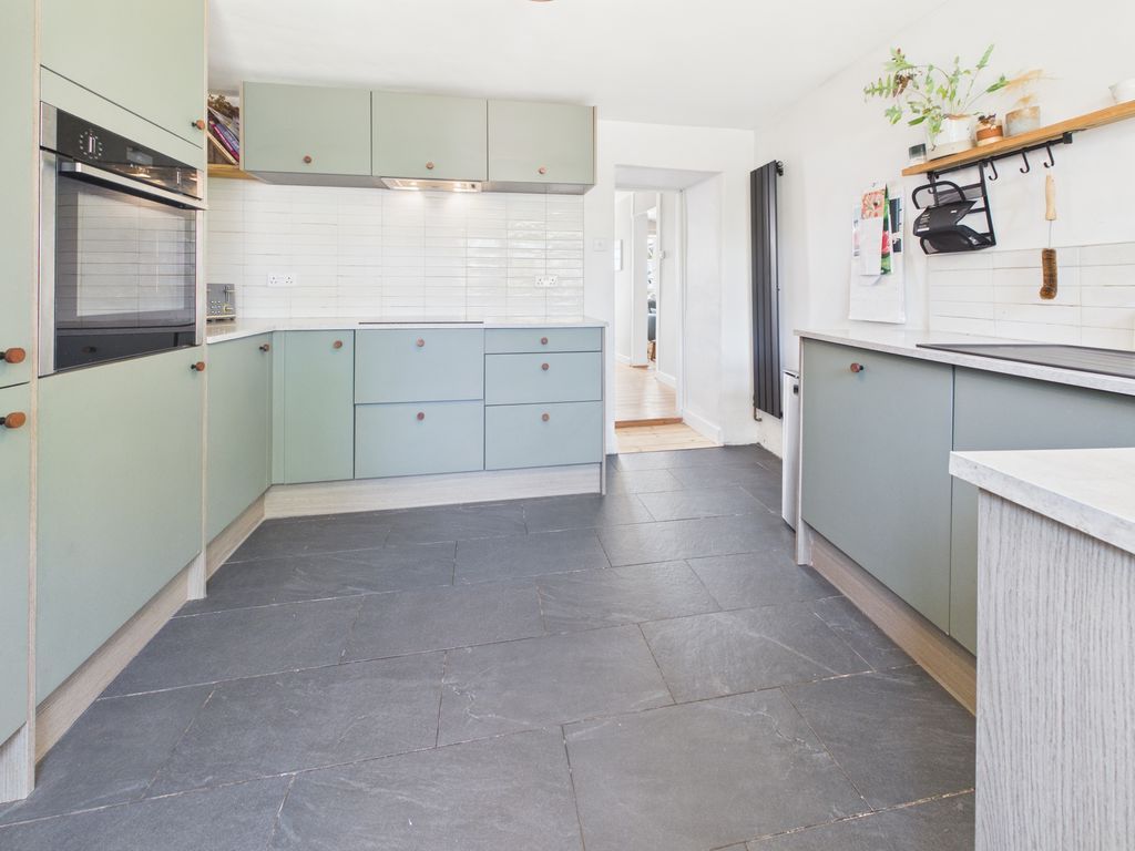 Property photo 3 of 18 Kitchen