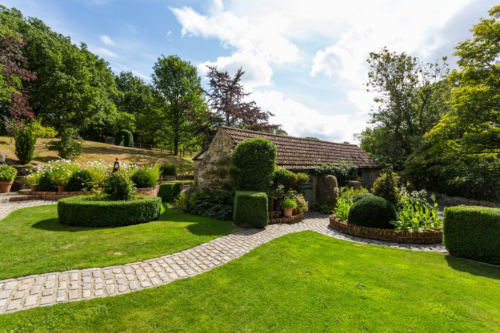 Property photo 3 of 30 Garden & Outbuilding