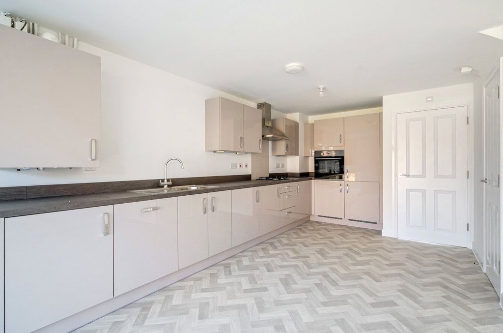 Property photo 3 of 18 Kitchen