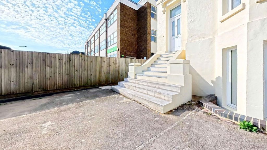 Property photo 2 of 91