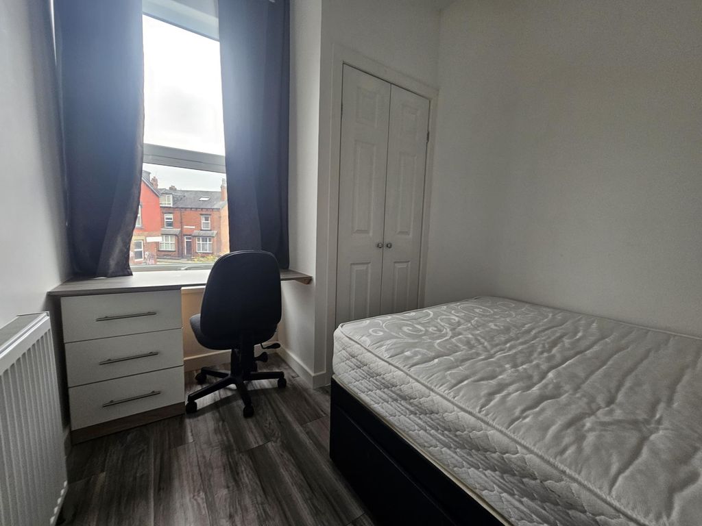 Property photo 3 of 11 A Bright And Tidy Student Bedroom Featuring A Sing...