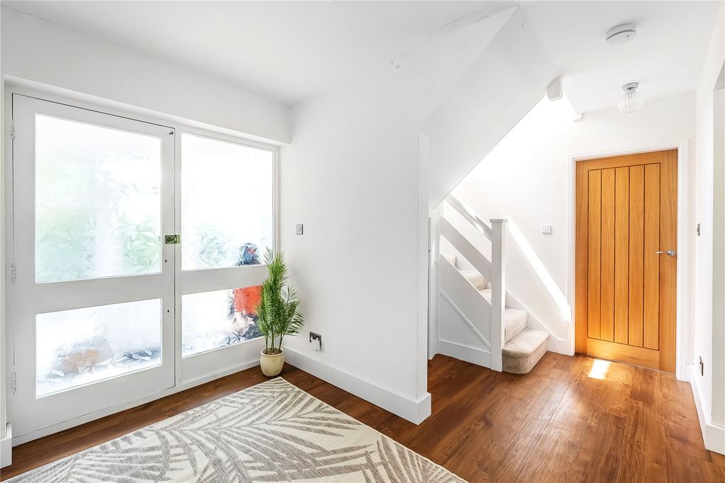Property photo 3 of 13 Entrance Hall