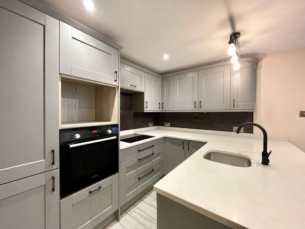 Property photo 3 of 10 Kitchen