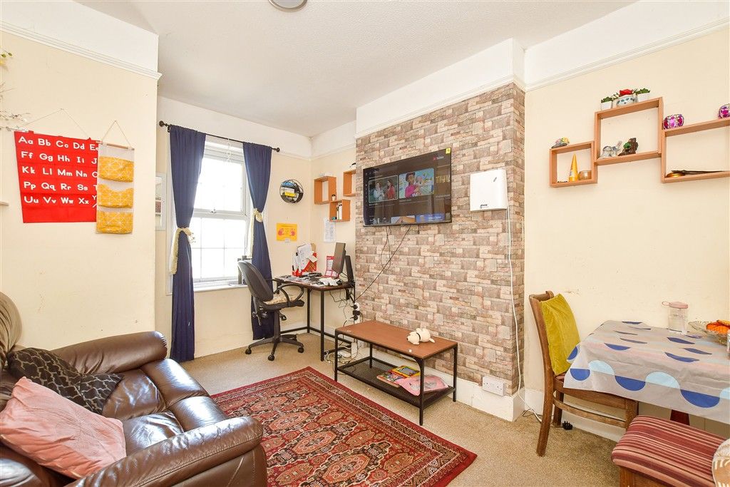 Property photo 1 of 8 Lounge