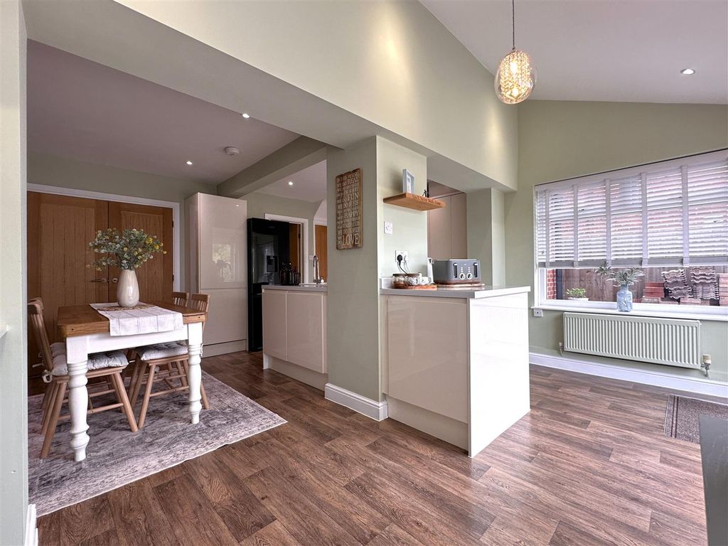 Property photo 2 of 29 Open-Plan Living/Dining Kitchen 440