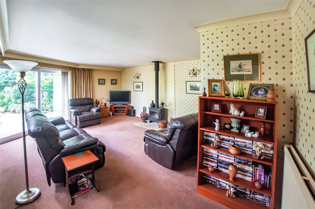 Property photo 2 of 37 Lounge