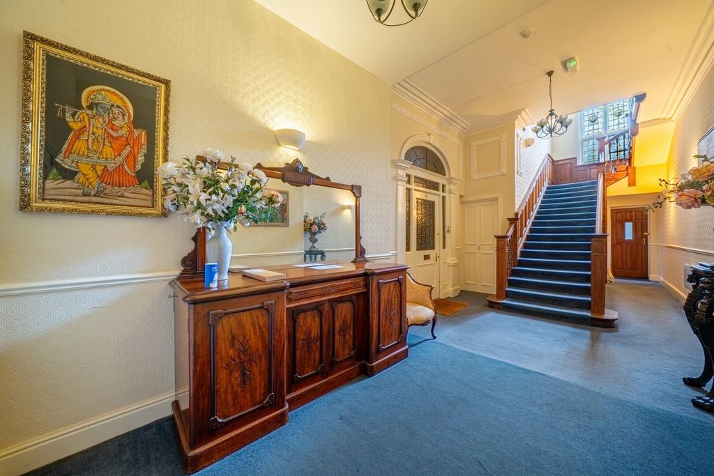 Property photo 2 of 22 Hallway