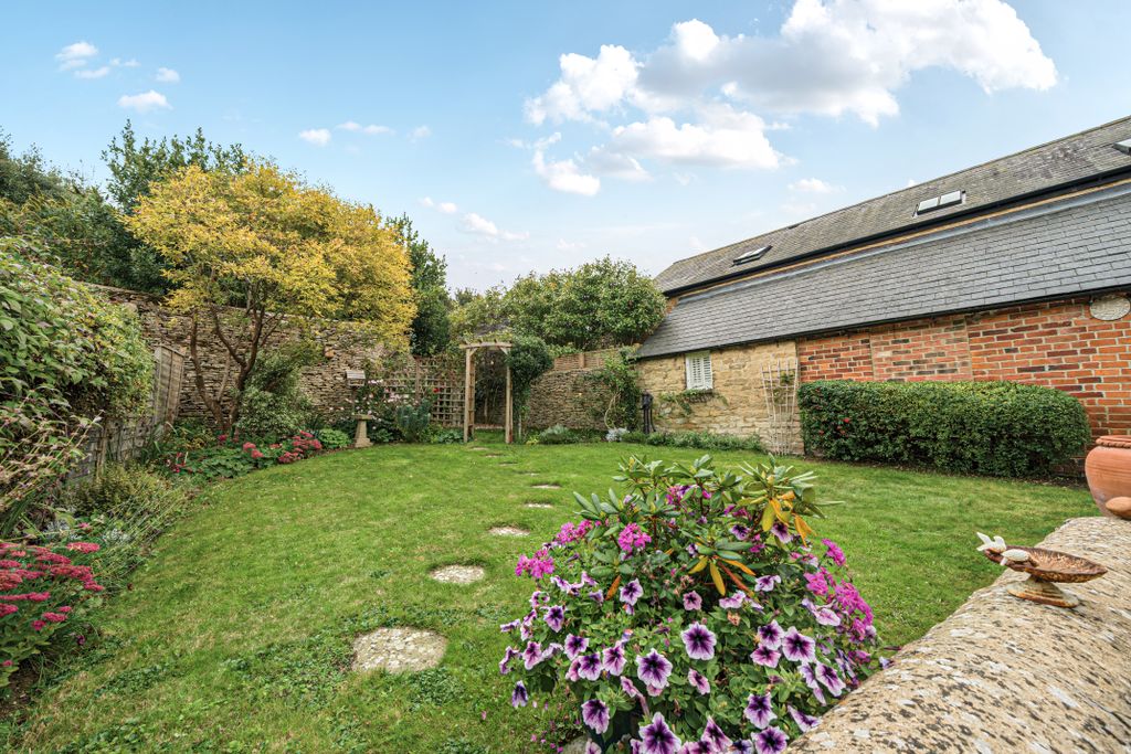 Property photo 2 of 25