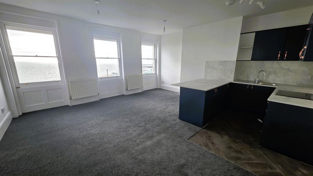 Property photo 2 of 12 Lounge / Kitchen