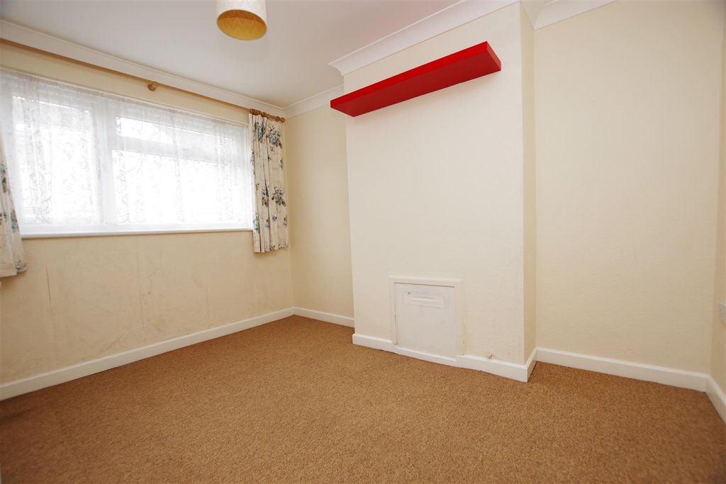 Property photo 3 of 11 Living Room