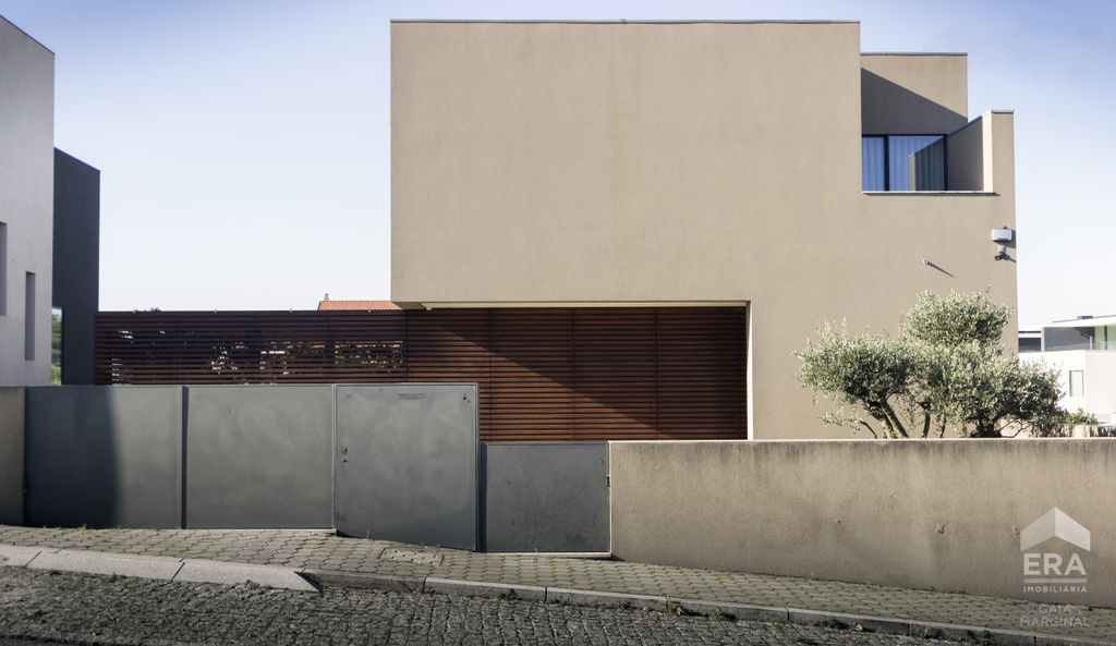 Property photo 2 of 76