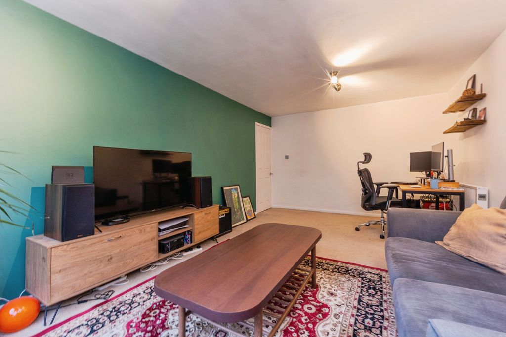 Property photo 3 of 15 Lounge