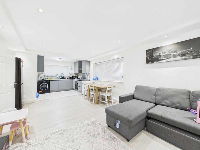 Property photo 1 of 8 Photo 6