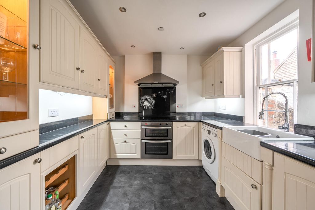 Property photo 3 of 19 Kitchen