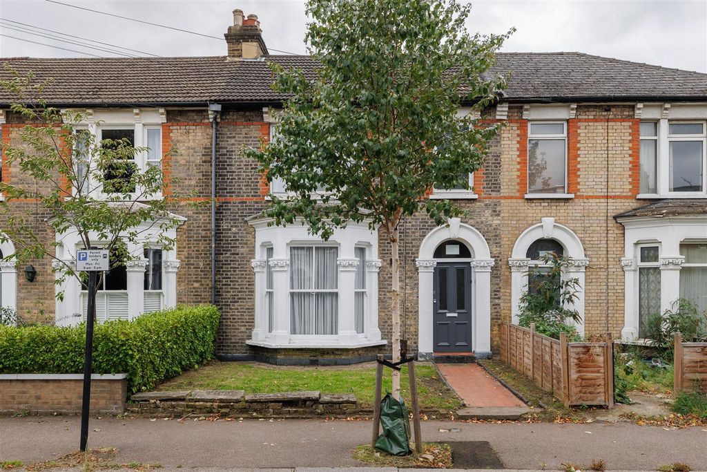 Property photo 1 of 20 Durham Road, E12