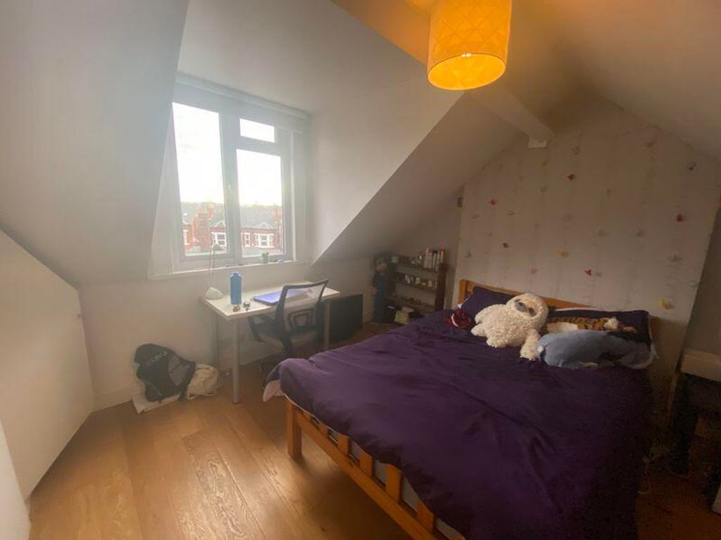 Property photo 2 of 15 A Cozy Double Bedroom With A Comfortable Bed And A...