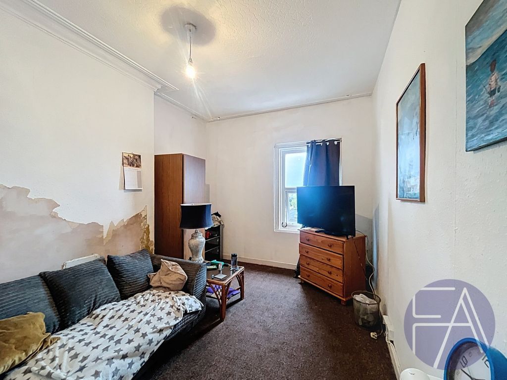 Property photo 2 of 8 4689483