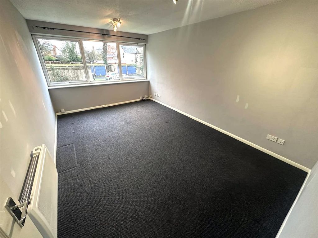 Property photo 2 of 7 68E3B4F9-E13d-41c8-9Ca8-8d3A9d9Bfbd3.Jpg