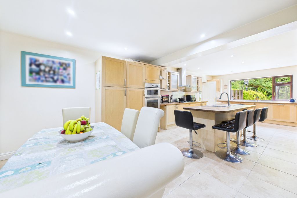 Property photo 3 of 30 Dining Kitchen