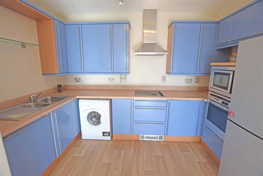Property photo 3 of 12 Kitchen