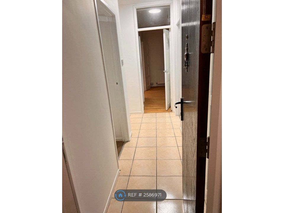 Property photo 3 of 26 Entrance Hallway