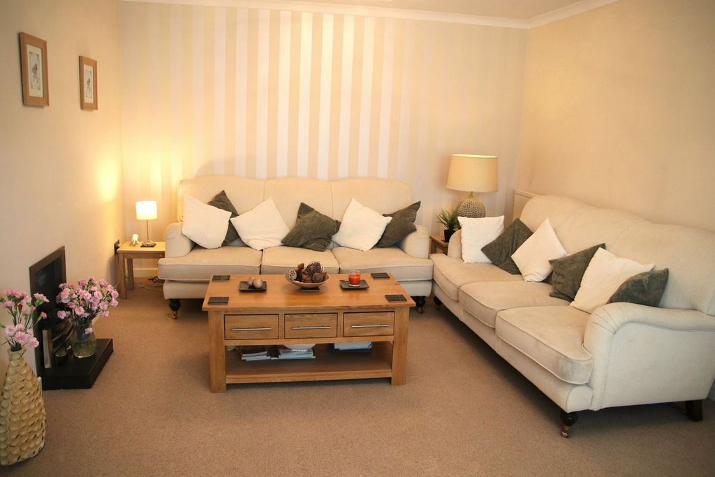 Property photo 3 of 17 Lounge