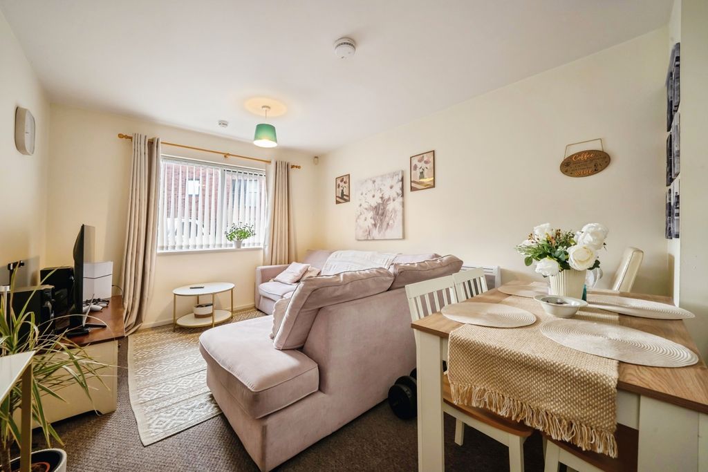 Property photo 3 of 11 Living Room