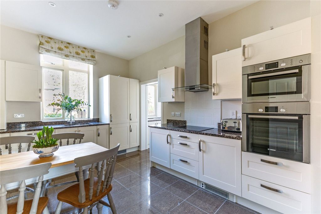 Property photo 2 of 12 Kitchen/Breakfast