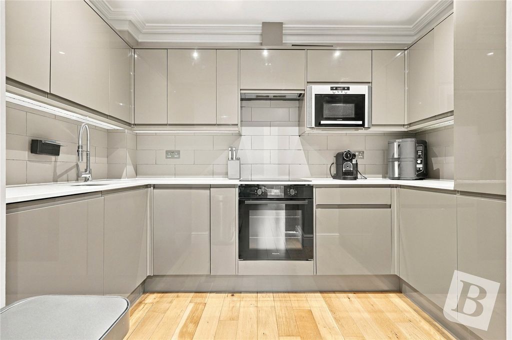 Property photo 2 of 11 Kitchen
