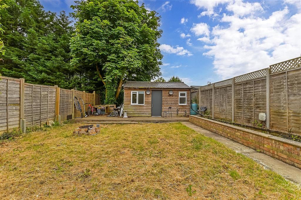 Property photo 3 of 8 Kitchen