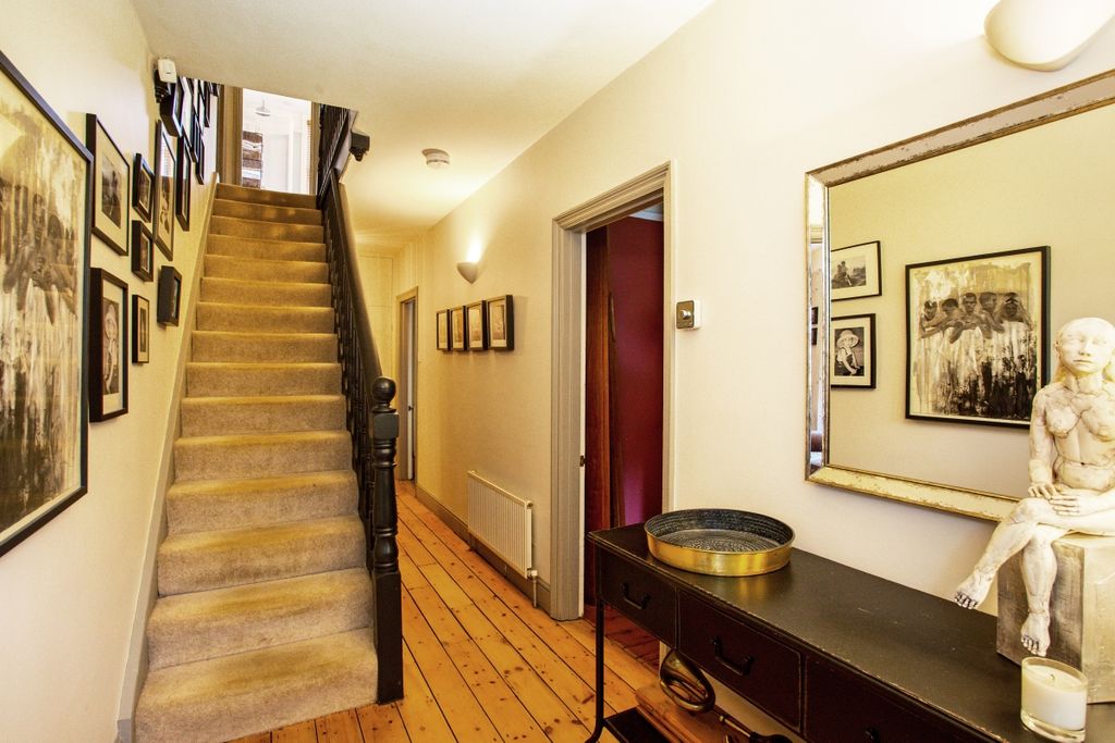 Property photo 3 of 13 Airly House 28801...