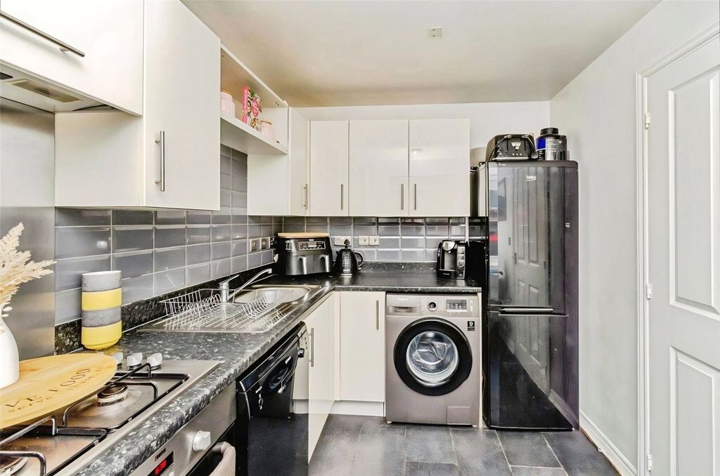 Property photo 3 of 17 Kitchen