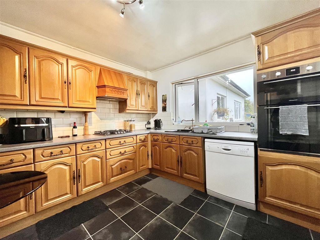 Property photo 2 of 27