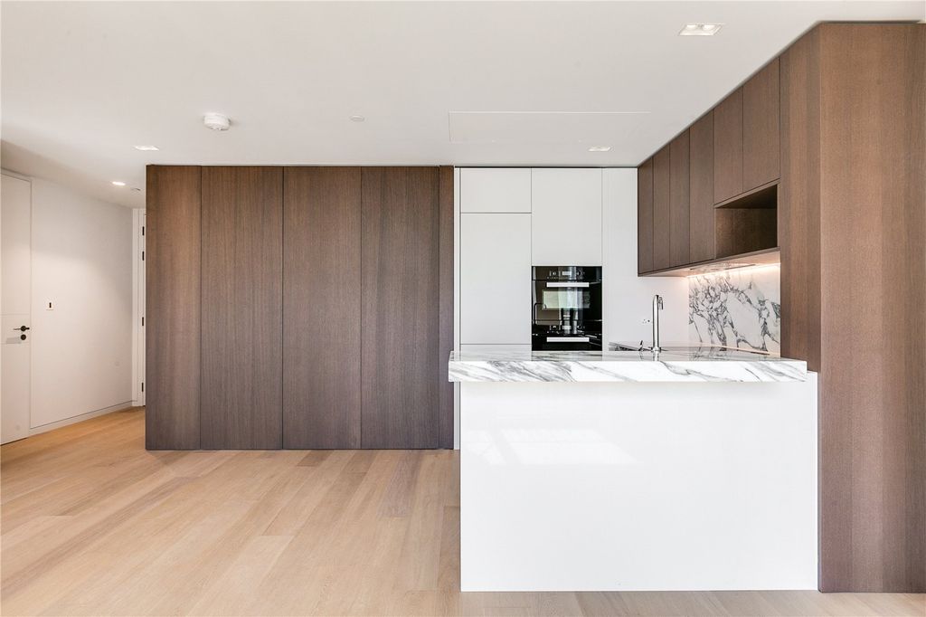 Property photo 3 of 11 Reception/Kitchen