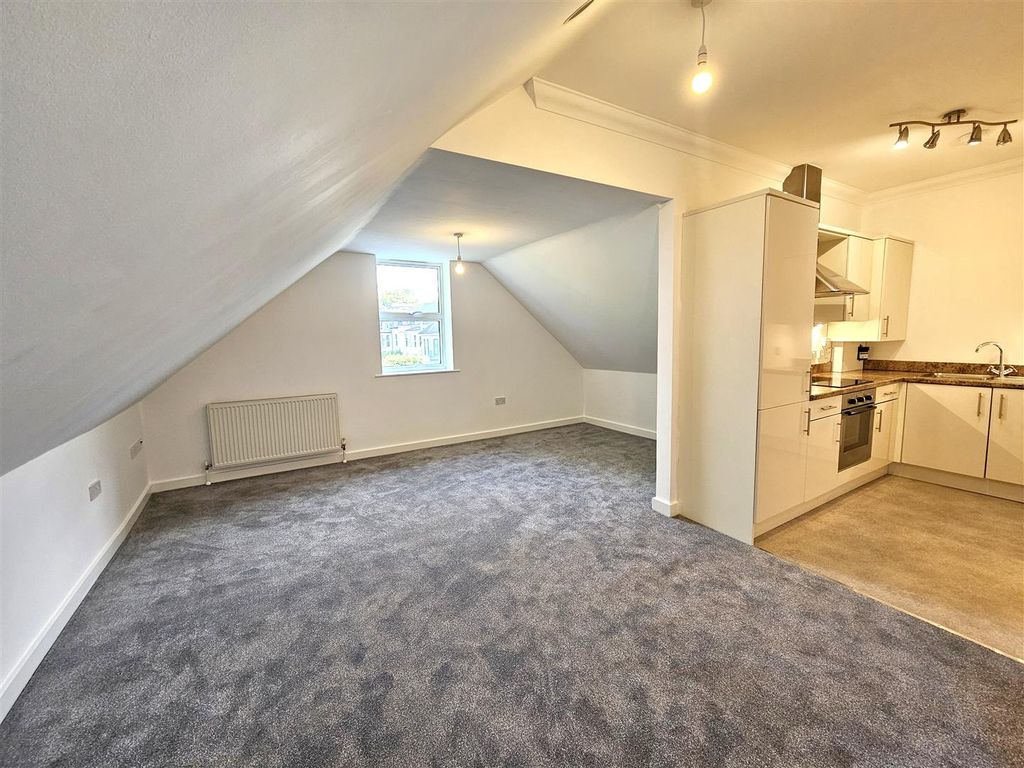 Property photo 2 of 14 Living Area (2).Jpg