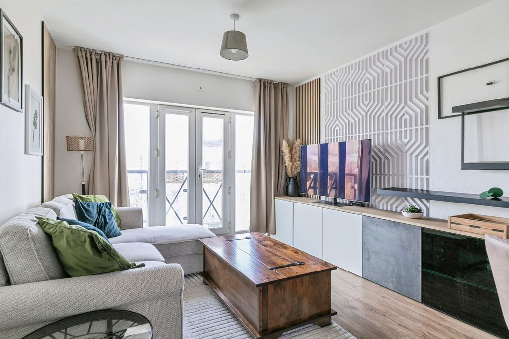 Property photo 3 of 18 Pbox-Img.Jpg