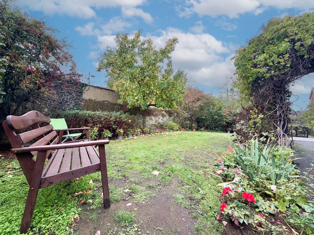 Property photo 2 of 16 Communal Garden