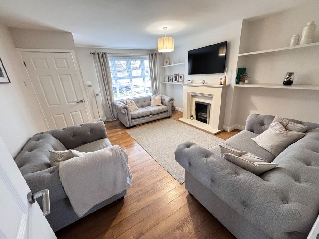 Property photo 3 of 19 Lounge