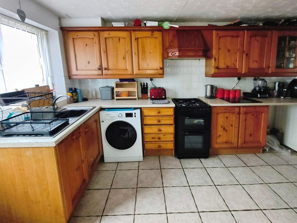 Property photo 3 of 11 Kitchen