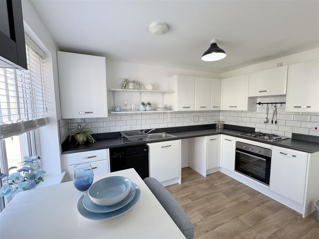 Property photo 3 of 16 Kitchen
