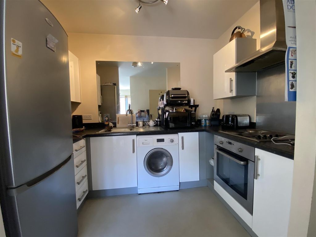 Property photo 3 of 10 Kitchen