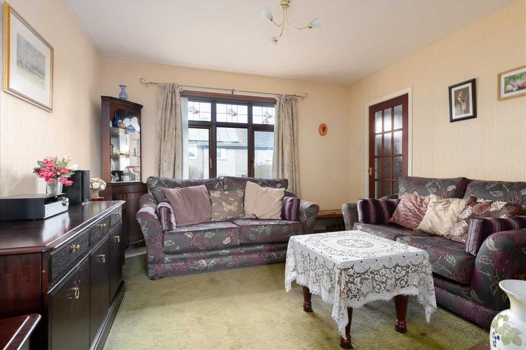 Property photo 2 of 16 Lounge