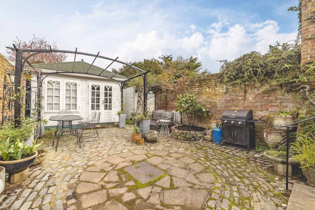 Property photo 2 of 20