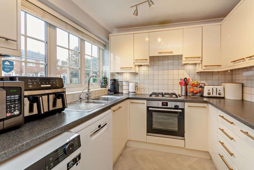 Property photo 3 of 21 8677302-Interior06-800.Jpg