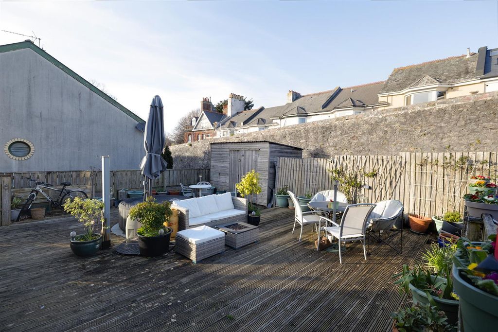 Property photo 2 of 17 Private Garden