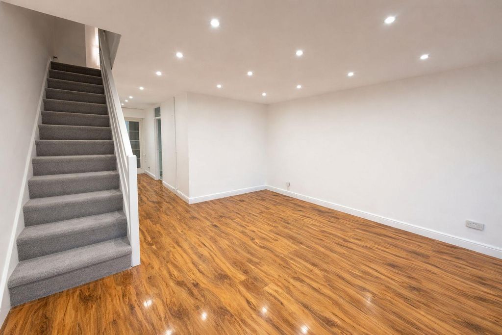 Property photo 1 of 21 Livingroom