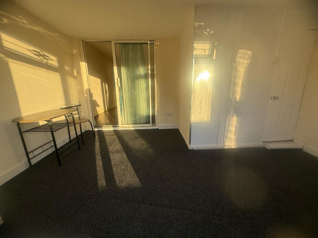 Additional image 5 of 5 bed detached house to rentTalbot Road, Luton LU2