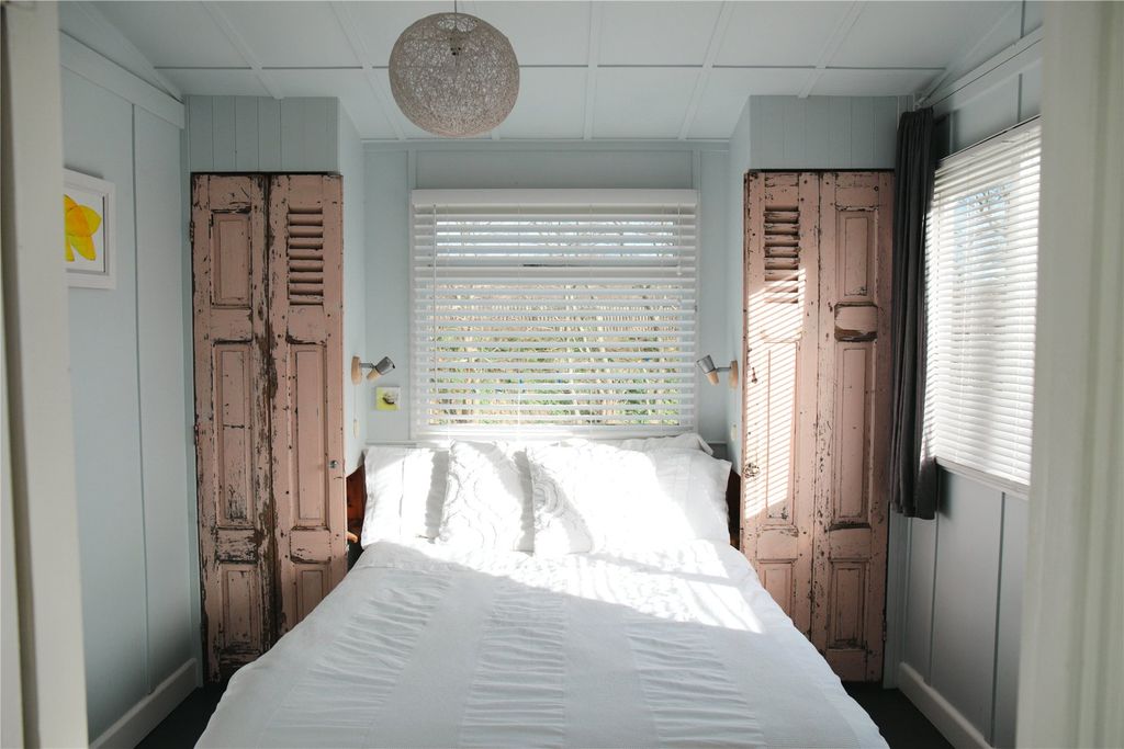 Property photo 2 of 6 Bedroom