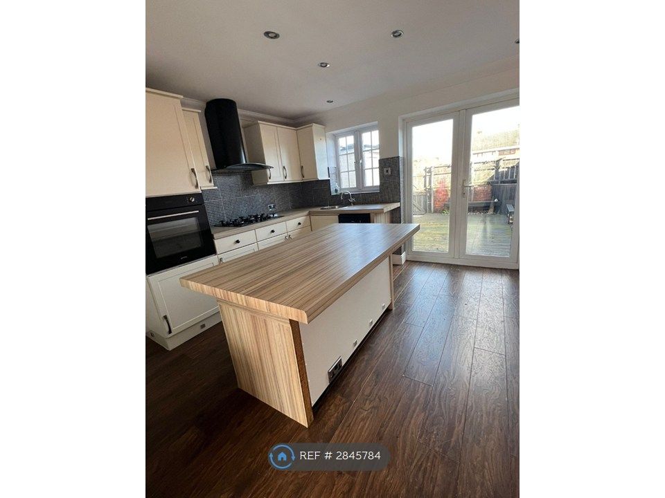 Property photo 2 of 11 Kitchen